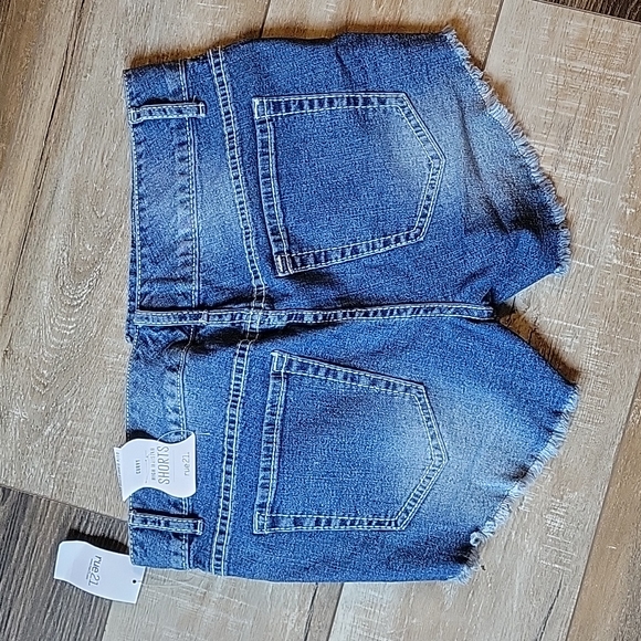 Rue 21 Curvy Distressed Shorts Size 9/10 - Picture 6 of 9
